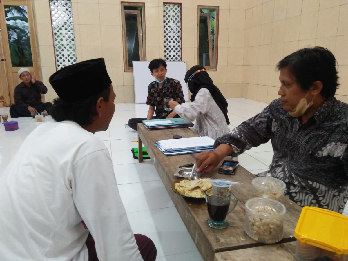 Penyerahan Akta Yayasan Hidayatul Ulum Sidomakmur